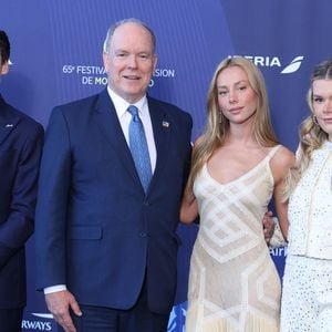 Elle était l’une des invitées les plus remarquées de l’inauguration du Festival de Télévision de Monte-Carlo, un événement majeur du paysage audiovisuel international, organisé sous le Haut Patronage du prince Albert II.

Le prince Albert de Monaco et Ester Exposito - Séance photo lors de la cérémonie d'ouverture de la 65e édition du Festival TV de Monte-Carlo le 12 juin 2026
 © Denis Guignebourg / Bestimage