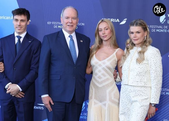 Elle était l’une des invitées les plus remarquées de l’inauguration du Festival de Télévision de Monte-Carlo, un événement majeur du paysage audiovisuel international, organisé sous le Haut Patronage du prince Albert II.

Le prince Albert de Monaco et Ester Exposito - Séance photo lors de la cérémonie d'ouverture de la 65e édition du Festival TV de Monte-Carlo le 12 juin 2026
 © Denis Guignebourg / Bestimage