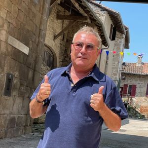 Exclusif - Le réalisateur Fabien Onteniente a profité d'une halte gastronomique dans le village de Sousceyrac, dans le Lot avant de partir assister au Critérium cycliste professionnel de Marcolès dans le Cantal le 6 aout 2025. © Fabien Faure/Bestimage