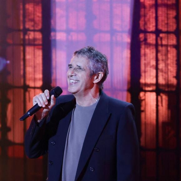 C’est en 1980 qu’il sort L’assassin assassiné, une chanson écrite par Jean-Loup Dabadie, inspirée par les plaidoiries de Badinter.

Julien Clerc dans la Cité Médiévale de Carcassonne, France, le 24 juin 2025. 

© Jack Tribeca/Bestimage