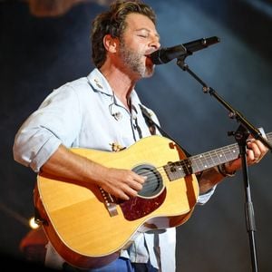 Le chanteur Christophe Maé en concert sur la scène du festival les vendanges musicales, au Château de Charnay.