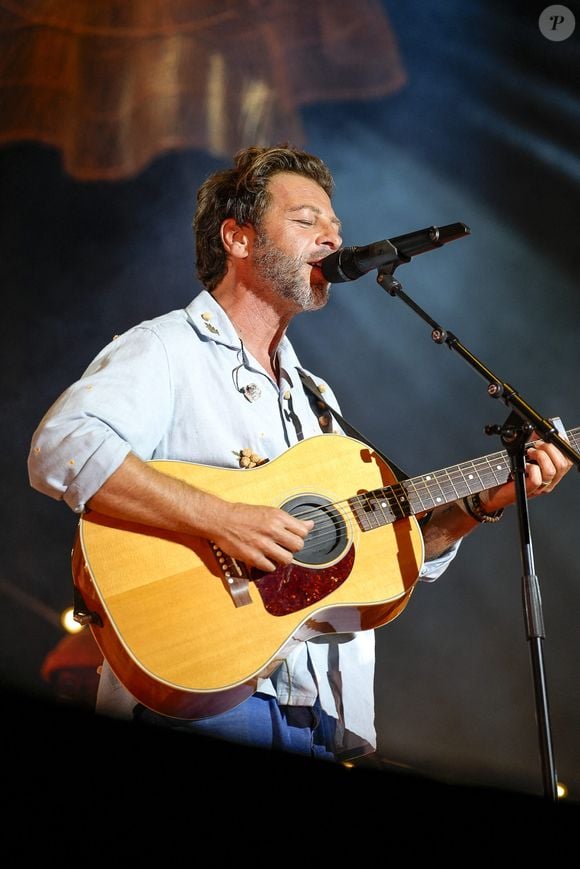 Le chanteur Christophe Maé en concert sur la scène du festival les vendanges musicales, au Château de Charnay.