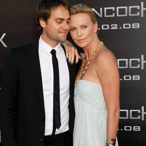 Charlize Theron et Stuart Townsend à l'avant-première du film "Hancock" au Chinese Theatre, le 30 juin 2008 à Hollywood, en Californie. Crédit Alain Rolland / Maxima Prod / Bestimage