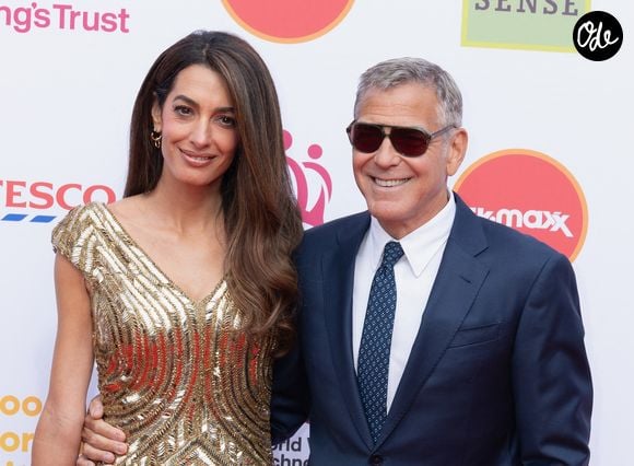Le couple, accompagné de leurs jumeaux Ella et Alexander, faisait partie des 600 personnes contraintes de quitter leur domicile.

George Clooney, son épouse Amal Clooney et la mère de cette dernière, Baria Alamuddin, ont été aperçus assistant à la célébration du King's Trust au Royal Albert Hall, à Londres (Angleterre), le 11 mai 2026.
Backgrid UK/ Bestimage