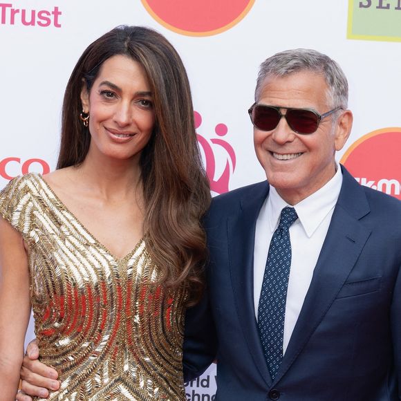 Le couple, accompagné de leurs jumeaux Ella et Alexander, faisait partie des 600 personnes contraintes de quitter leur domicile.

George Clooney, son épouse Amal Clooney et la mère de cette dernière, Baria Alamuddin, ont été aperçus assistant à la célébration du King's Trust au Royal Albert Hall, à Londres (Angleterre), le 11 mai 2026.
Backgrid UK/ Bestimage