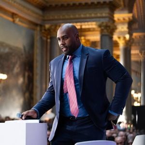 Loin des tatamis, Teddy Riner s’est lancé dans un nouveau business. Le judoka a ouvert un riad à Marrakech !

Le judoka français Teddy Riner prononce un discours lors de la 7e édition du Sommet Choose France, qui vise à attirer les investisseurs étrangers dans le pays.© Jeanne Accorsini/Pool/Bestimage
