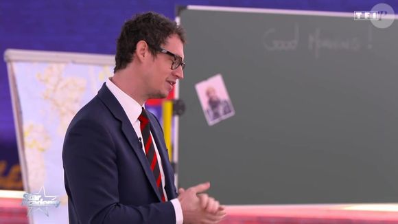 Monsieur Prof était ravi de venir voir les académiciens.

Monsieur Prof a fait une apparition très remarquée au sein de la Star Academy. © Capture d'écran TF1