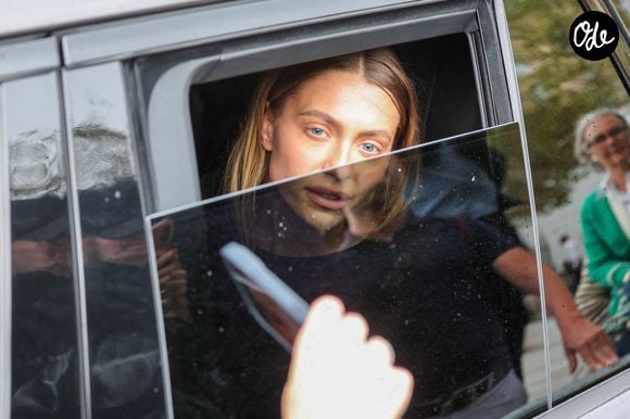 Héloïse Agostinelli, la fille de la défunte - Sortie des obsèques de Mathilde Favier en l'église Saint-Sulpice à Paris le 31 aout 2026. © Dominique Jacovides-Cyril Moreau/Bestimage