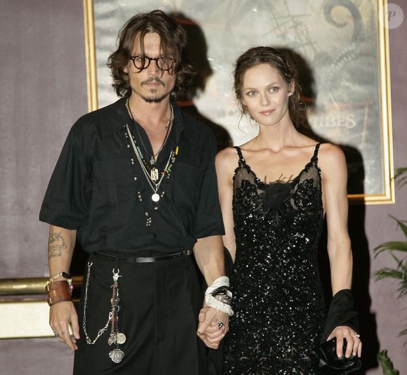 Archives - Johnny Depp et sa compagne Vanessa Paradis - Première du film "Pirates des Caraïbes : Le Secret du coffre maudit" à Paris le 6 juillet 2006. © Frédéric Piau / Bestimage