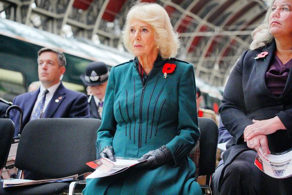 Pour l'armistice, Camilla Parker Bowles, reine consort d'Angleterre, dépose une gerbe à la gare de Londres Paddington le 11 novembre 2025. Photo par Ben Birchall / PA Photos / Bestimage