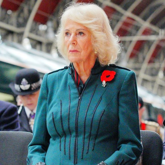 Pour l'armistice, Camilla Parker Bowles, reine consort d'Angleterre, dépose une gerbe à la gare de Londres Paddington le 11 novembre 2025. Photo par Ben Birchall / PA Photos / Bestimage