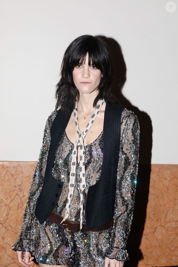 "Il a même pensé à la musique, émouvante à souhait, pour qu’on le pleure jusqu’à plus de larmes", poursuit la parution.

Suzanne Lindon (fille de Vincent Lindon) au défilé de mode Celine Homme automne-hiver 2023/24 au Palace à Paris le 10 février 2023.

© Christophe Clovis / Bestimage