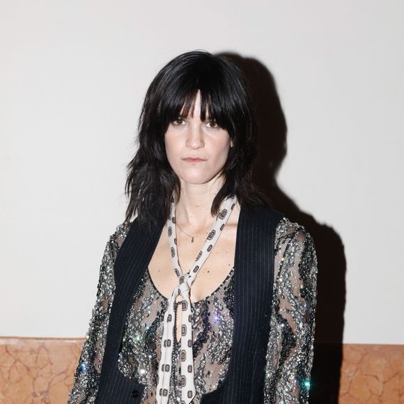 "Il a même pensé à la musique, émouvante à souhait, pour qu’on le pleure jusqu’à plus de larmes", poursuit la parution.

Suzanne Lindon (fille de Vincent Lindon) au défilé de mode Celine Homme automne-hiver 2023/24 au Palace à Paris le 10 février 2023.

© Christophe Clovis / Bestimage