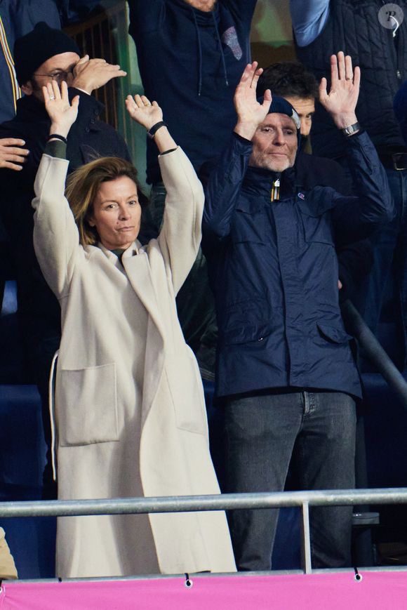 Denis Brogniart et sa femme Hortense - People des les tribunes de la coupe du Monde de Rugby France 2023 - Match de quart de finale "France-Afrique du Sud (28-29)" au Stade de France à Saint-Denis 15 octobre 2023. © Moreau-Jacovides/Bestimage