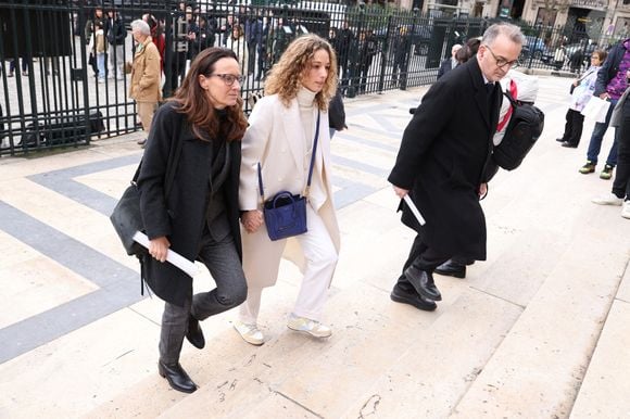 Une première cérémonie d'hommage lui a été rendu ce mercredi à Paris, à laquelle a notamment participé sa fille de 32 ans, Olivia. 

Clara Paban, Olivia Courbis arrivant à la cérémonie funéraire de Rolland Courbis à l'église de la Madeleine à Paris, France, le 14 janvier 2026. Photo par Jerome Domine/ABACAPRESS.COM