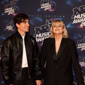Louane a également fait confiance aux marques Coperni et Christopher Esber pour compléter son vestiaire de mariage.

Florian Rossi et sa compagne Louane lors du photocall de la 25e cérémonie des « NRJ Music Awards (NMA) » au Palais des Festivals et des Congrès de Cannes, en France, le 10 novembre 2023. © Dominique Jacovides/Bestimage