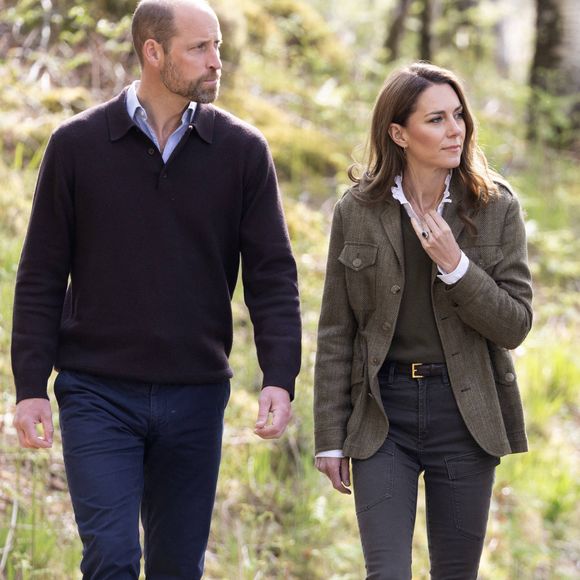 Un Duché qui a "52760 hectares répartis dans 23 comtés, principalement dans le sud-ouest de l'Angleterre" selon nos confrères qui expliquent qu'il a été "constitué par le roi Edouard III en 1337 pour son fils, le Prince Noir" mais aussi qu'il est transmis d'héritier en héritier.

Le prince William, prince de Galles, et Catherine (Kate) Middleton, princesse de Galles, visitent la forêt communautaire d'Ardura, en Ecosse, Royaume Uni, le 30 avril 2025. © Dana Press/Bestimage