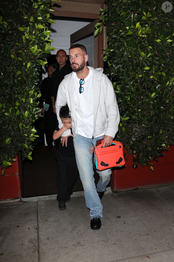 EXCLUSIF - La chanteuse/actrice Christina Milian et M. Pokora, ainsi que leurs deux enfants, quittent le restaurant italien Giorgio Baldi après avoir dîné avec l'ancien basketteur professionnel Tony Parker à Santa Monica. 27 février 2026 
© Backgrid USA / Bestimage