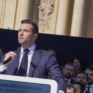 Jordan Bardella place Vauban devant 10 000 personnes le 6 avril 2025 à Paris / © Stefano Lorusso/ZUMA Press Wire