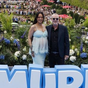 Conviée à l’avant-première mondiale des "Schtroumpfs" à Bruxelles samedi 28 juin 2025...

Robyn Rihanna Fenty et le réalisateur Chris Miller posent pour le photographe lors de la première mondiale du nouveau film 'De Smurfen/ Les Schtroumpfs, le 28 juin 2025 à Bruxelles, Belgique. Photo by ABACAPRESS.COM