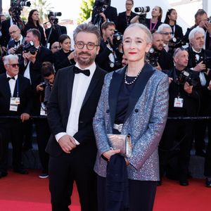 Avant de détailler la position de la direction : "Quand il y a une mise en cause personnelle, on donne la possibilité aux gens qui font l'antenne de se mettre en retrait de l'antenne de manière temporaire, le temps de clarifier les situations personnelles."

Stéphane Sitbon Gomez, directeur des antennes et des programmes France Télévisions, Delphine Ernotte, présidente du groupe France Télévisions - Montée des marches du film « Vie privée » lors du 78ème Festival International du Film de Cannes, au Palais des Festivals à Cannes. Le 20 mai 2025
© Jacovides-Moreau / Bestimage