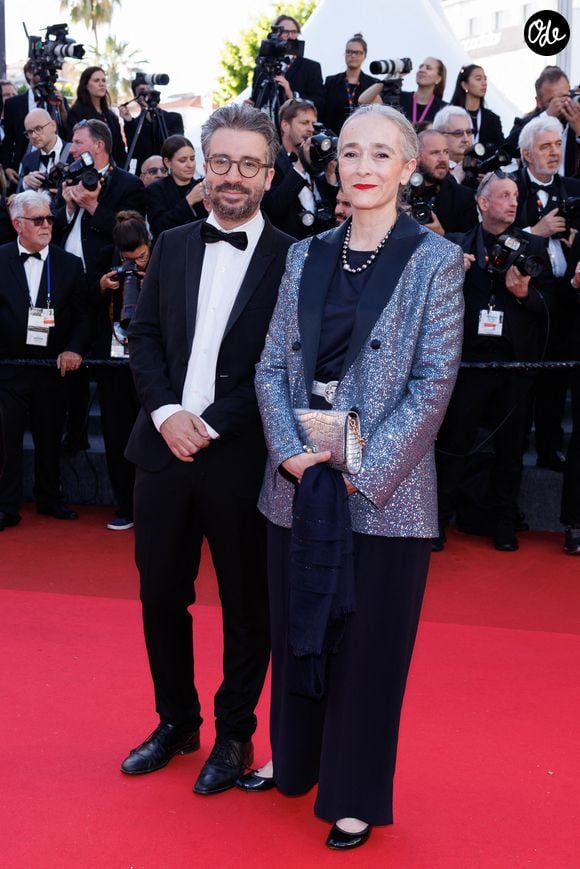 Avant de détailler la position de la direction : "Quand il y a une mise en cause personnelle, on donne la possibilité aux gens qui font l'antenne de se mettre en retrait de l'antenne de manière temporaire, le temps de clarifier les situations personnelles."

Stéphane Sitbon Gomez, directeur des antennes et des programmes France Télévisions, Delphine Ernotte, présidente du groupe France Télévisions - Montée des marches du film « Vie privée » lors du 78ème Festival International du Film de Cannes, au Palais des Festivals à Cannes. Le 20 mai 2025
© Jacovides-Moreau / Bestimage