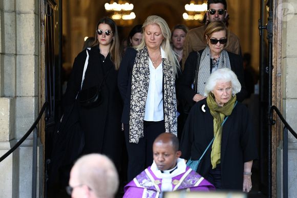 Toutes deux sont apparues dignes lors des obsèques
L'épouse de Daniel Bilalian, Frédérique Renimel Bilalian et la fille de Daniel Bilalian, Marguerite Bilalian lors de la cérémonie funéraire de Daniel Bilalian à l'église Saint-Pierre de Neuilly-sur-Seine, près de Paris en France le 22 mai 2025. Le journaliste, présentateur de journaux télévisés et animateur de télévision français Daniel Bilalian est décédé le 14 mai 2025 à l'âge de 78 ans. Photo by Firas Abdullah/ABACAPRESS.COM