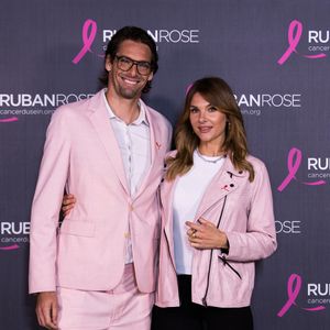 L'ancien champion de natation a expliqué avoir immédiatement voulu accompagner sa compagne lors de ce rendez-vous médical décisif.

Exclusif - Camille Lacourt et sa compagne Alice Detollenaere - Soirée de lancement "Octobre Rose" organisée par l’association Ruban Rose présentée par I. Ithurburu à Paris le mardi 30 septembre 2025. 
© Léa Maï - Léo Trotin – association Ruban Rose / Bestimage
