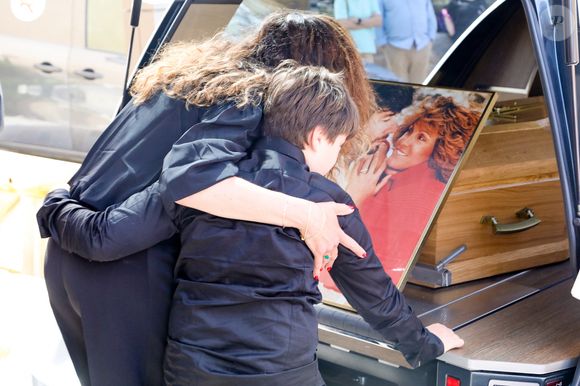Anne-Charlotte Julian (fille de Jean-Louis Julian et de Chantal Nobel) et ses enfants lors de la cérémonie d'obsèques de Chantal Nobel en l'église Notre-Dame de l'Assomption à Ramatuelle, France, le 7 mai 2026. © Franz Chavaroche/Bestimage