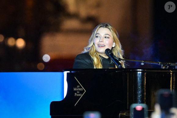 Nos confrères du "Parisien" ont rapporté que, pour la première fois depuis la création des Enfoirés, le spectacle mis en place cette année sera porté, non pas par un, mais par deux singles inédits. 

La chanteuse française Santa se produit lors du dévoilement des lumières de Noël des Champs Elysées à Paris, le 24 novembre 2024. Photo by Firas Abdullah/ABACAPRESS.COM