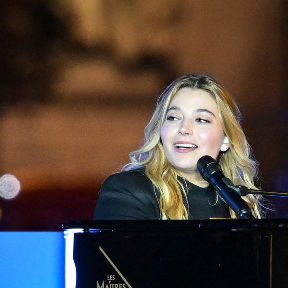 Nos confrères du "Parisien" ont rapporté que, pour la première fois depuis la création des Enfoirés, le spectacle mis en place cette année sera porté, non pas par un, mais par deux singles inédits. 

La chanteuse française Santa se produit lors du dévoilement des lumières de Noël des Champs Elysées à Paris, le 24 novembre 2024. Photo by Firas Abdullah/ABACAPRESS.COM