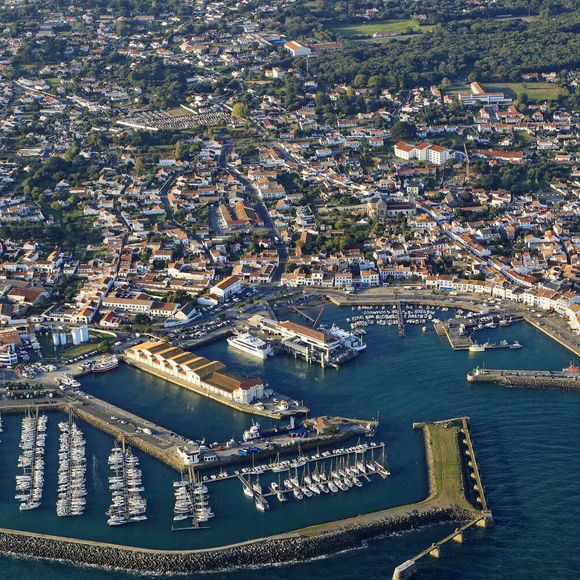 Ile d'Yeu (85) : Vue aerienne du port de plaisance de Port Joinville sur la cote nord-est de l'ile - Photo by Hedelin F/ANDBZ/ABACAPRESS.COM