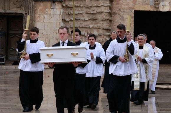 Emile va reposer à La Bouilladisse, commune où il a habité avec ses parents

Obsèques du petit Emile à la basilique Sainte-Marie-Madeleine de Saint-Maximin-la-Sainte-Baume dans le Var le 8 février 2025.
© Franz Chavaroche / Bestimage