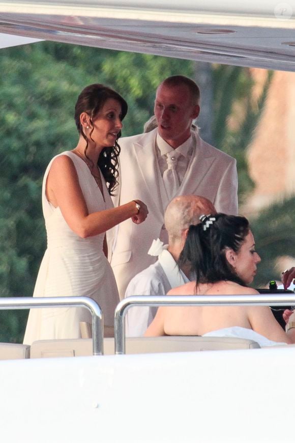 Le footballeur français Jérémy Mathieu (FC Barcelone) fête ses 10 ans de mariage avec sa femme Sophie sur un yacht avec des amis en Meditterrannée. le 5 juillet 2015. KDNPIX / Bestimage