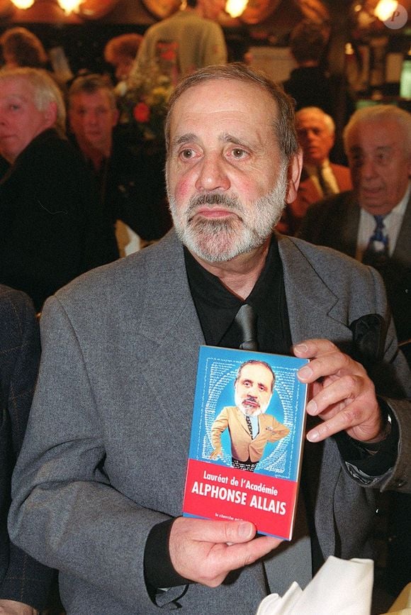 Elle avait alors décrit un homme au tempérament très autoritaire et volontiers machiste dans le cadre privé.

Jean Yanne - Prix Alphone Allais 2000 à Paris. Bestimage