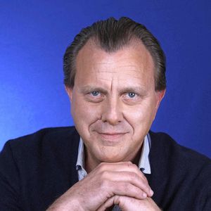 Claude François Junior pose lors d'une séance de portrait à Paris, France, le 6 mars 2024.