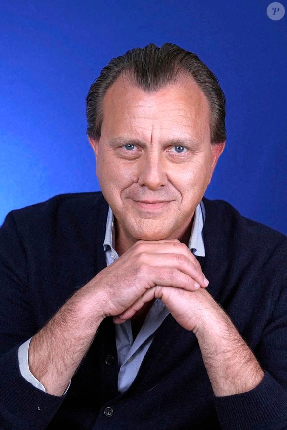 Claude François Junior pose lors d'une séance de portrait à Paris, France, le 6 mars 2024.