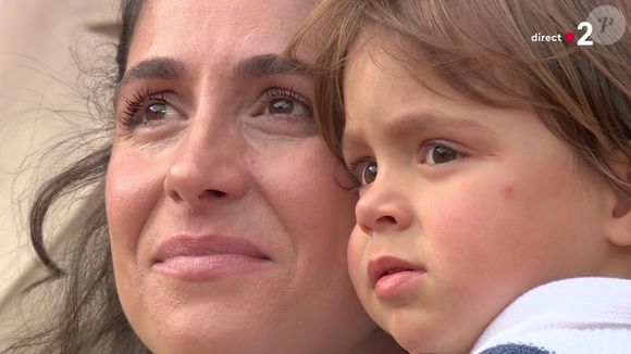 L'épouse de Rafael Nadal et son fils dans les tribunes de Roland Garros. Capture France 2