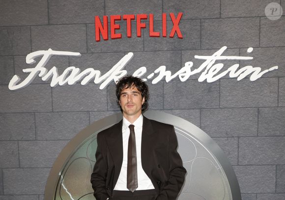 Jacob Elordi au photocall de l'avant-première Netflix du film "Frankenstein" au cinéma le Grand Rex à Paris, France, le 10 octobre 2025. © Coadic Guirec/Bestimage