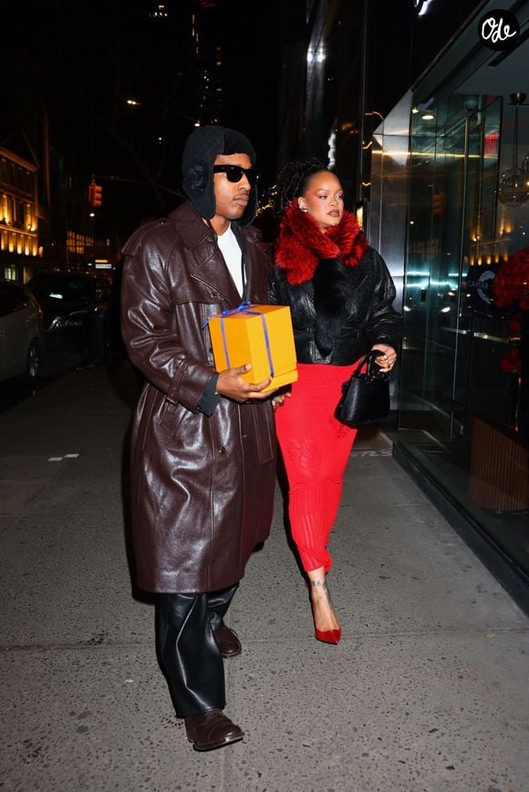 New York, NY Rihanna et A$AP Rocky ont déclenché une frénésie de flashs lorsqu'ils sont sortis main dans la main pour un dîner romantique de la Saint-Valentin au Caviar Russe à New York City.
Backgrid USA / Bestimage
