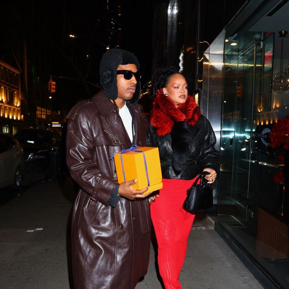 New York, NY Rihanna et A$AP Rocky ont déclenché une frénésie de flashs lorsqu'ils sont sortis main dans la main pour un dîner romantique de la Saint-Valentin au Caviar Russe à New York City.
Backgrid USA / Bestimage