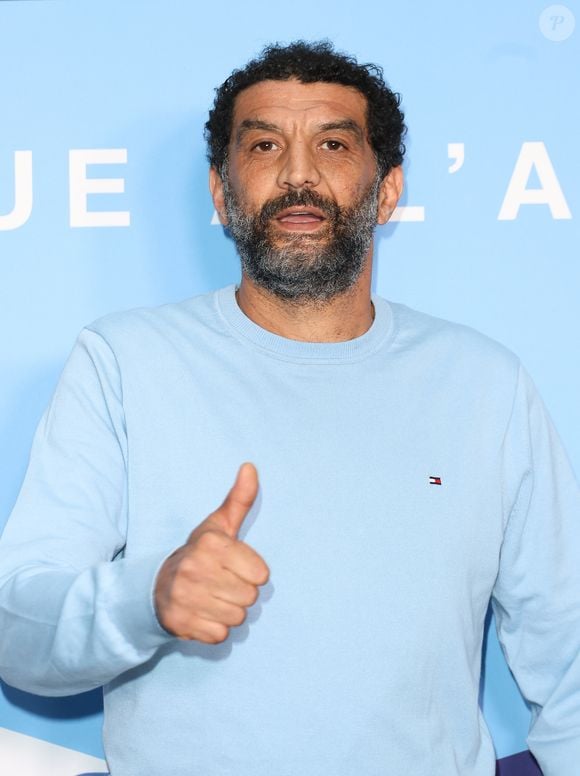 Et de compléter : "Melha, je l'ai pratiquement élevée de A à Z parce que mon père était très vieux". Et il n'a pas hésité à aller pour court circuiter sa belle ascension en vain. "Aujourd'hui je suis à fond derrière elle", a ainsi conclu le comédien de 53 ans. Ramzy Bedia - Avant-première du film "Terminal" au Cinéma Max Linder à Paris le 8 Avril 2024. © Coadic Guirec/Bestimage