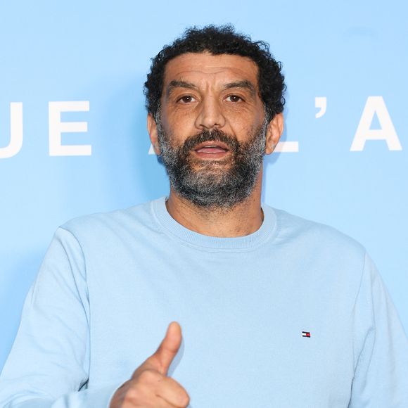 Et de compléter :  "Melha, je l'ai pratiquement élevée de A à Z parce que mon père était très vieux". Et il n'a pas hésité à aller pour court circuiter sa belle ascension en vain. "Aujourd'hui je suis à fond derrière elle", a ainsi conclu le comédien de 53 ans.

Ramzy Bedia - Avant-première du film "Terminal" au Cinéma Max Linder à Paris le 8 Avril 2024. © Coadic Guirec/Bestimage