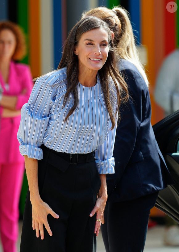 La reine Letizia d’Espagne préside la rentrée scolaire 2025/2026 à l’école maternelle et primaire « Entresotos » et joue avec les enfants, le 12 septembre 2025, à Rincón de Soto, dans la Rioja (Espagne). © Lalo Yasky/Bestimage