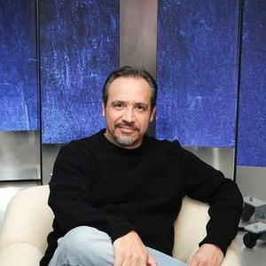 Alexandre Astier sur le plateau de Clique présenté par M.Achour, et diffusé sur Canal + le 21 octobre 2025, Paris, France, le 14 octobre 2025. © Jack Tribeca / Bestimage