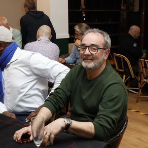 Bruno Solo - Tournoi de Poker caritatif pour l'association "Marraine de Coeur" au restaurant "Le Petit Poucet" à Neuilly-sur-Seine le 16 mars 2026. © Marc Ausset-Lacroix/Bestimage