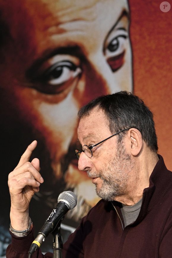 Parfois il prend le temps de se resourcer à l'Abbaye de Talloires, dont il est actionnaire

Jean Reno, invité d'honneur du 10ème Festival international du Film de Comédie de Liège, donne une conférence de presse, le 5 novembre 2025. © Photonews / Bestimage