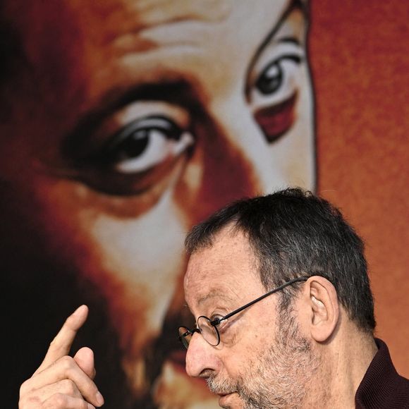 Parfois il prend le temps de se resourcer à l'Abbaye de Talloires, dont il est actionnaire

Jean Reno, invité d'honneur du 10ème Festival international du Film de Comédie de Liège, donne une conférence de presse, le 5 novembre 2025. © Photonews / Bestimage