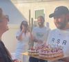 Ainsi la fille d'André Boudou a partagé de belles images de l'événement célébré sur une jolie terrasse d'une belle maison...
Laeticia Hallyday à l'anniversaire de son amie Talie accompagnée par ses deux filles Jade et Joy. (Capture d'écran Instagram ce lundi 24 février 2025).