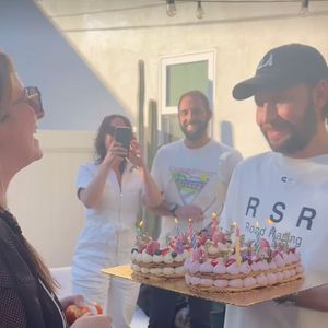 Ainsi la fille d'André Boudou a partagé de belles images de l'événement célébré sur une jolie terrasse d'une belle maison...

Laeticia Hallyday à l'anniversaire de son amie Talie accompagnée par ses deux filles Jade et Joy. (Capture d'écran Instagram ce lundi 24 février 2025).